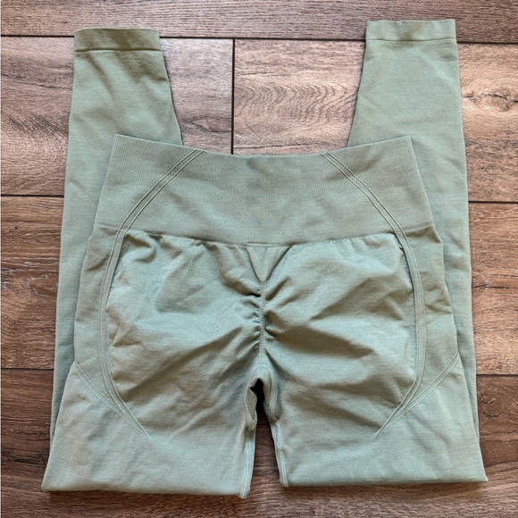 High Waisted Scrunch Leggings - Picture 2 of 5